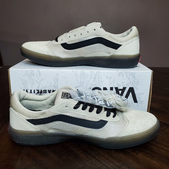 Vans Ave Nubuck Timber Wolf Men Size 7.5, Equivalent to Women Size 9 - Picture 2 of 10